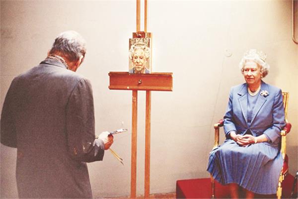 لوسيان فرويد وهو يرسم الملكة إليزابيث عام 2000