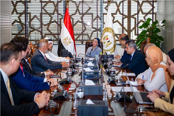 وزيرة البيئة خلال الاجتماع