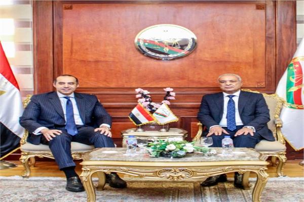  المستشار عبد الراضي صديق خلال استقباله المستشار محمود فوزي