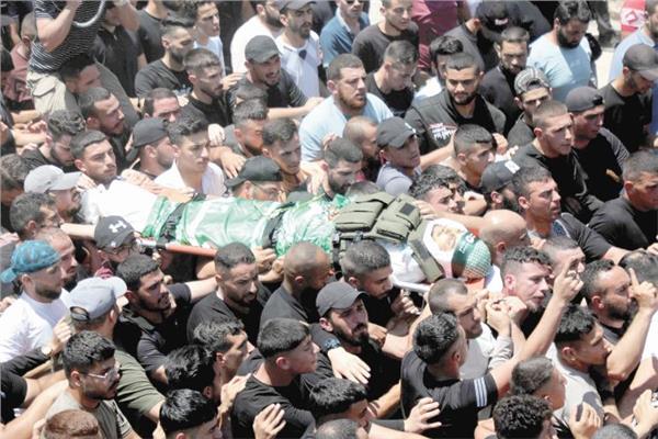  الفلسطينيون يشيعون جثمان الشهيد 