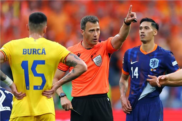 فيليكس تسفاير خلال إدارة مباراة رومانيا وهولندا في يورو 2024