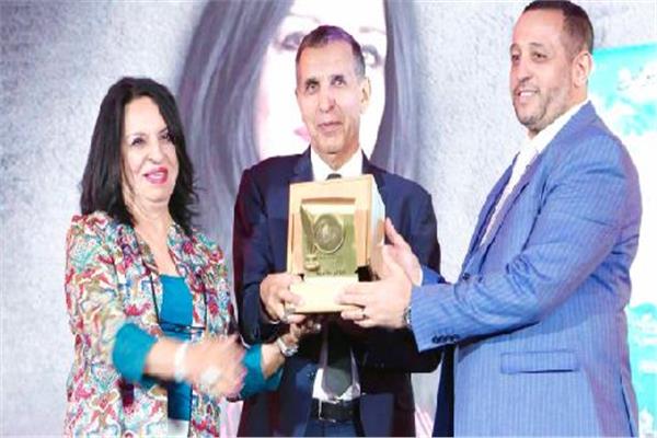 إنعام تتسلم الجائزة