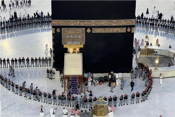 نائب أمير مكة يقوم بغسل الكعبة المشرفة 