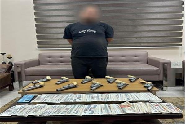 المتهم وأمامه المضبوطات