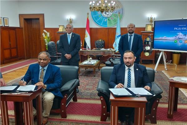 جانب من التوقيع على البروتوكول