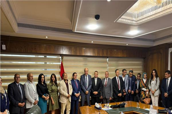 وزير الطيران المدني يلتقي أمين رابطة الجامعات الإسلامية