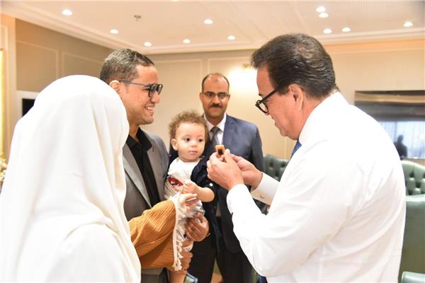 الدكتور خالد عبدالغفار خلال استقباله الدكتورة سمر أنور