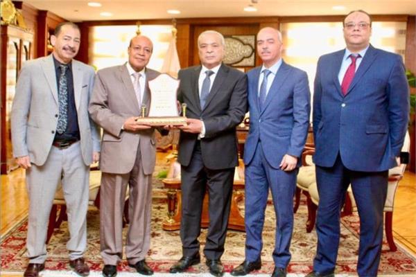  رئيس هيئة النيابة الإدارية خلال استقباله رئيس وأعضاء مكتب فني السويس