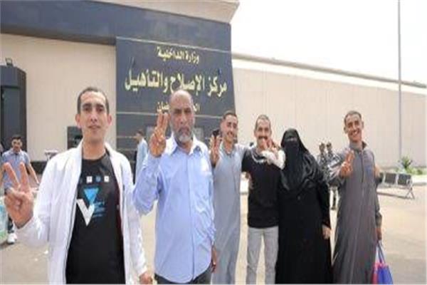 فرحه اهالي المحبوسين احتياطيا بعد قرار الافراج عنهم وخروجهم 