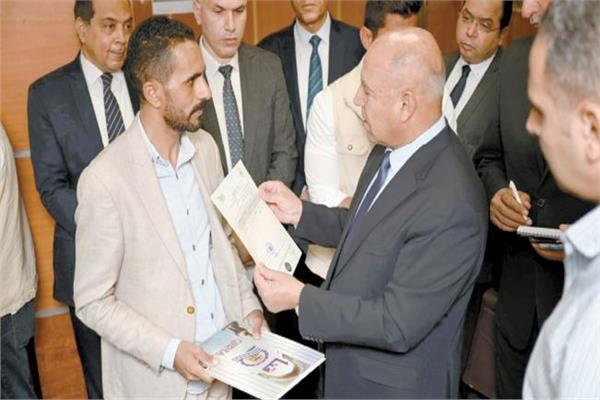 ■ الفريق كامل الوزير في إحدى جولاته بهيئة التنمية الصناعية