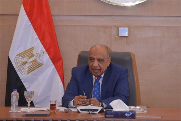 الدكتور محمود عصمت وزير الكهرباء
