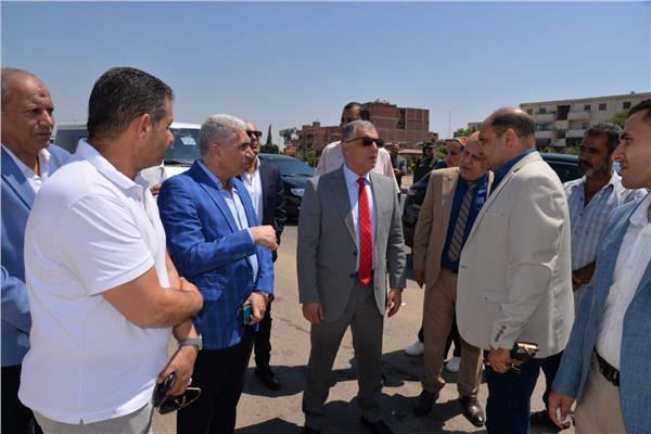 صورة من جولة المحافظ