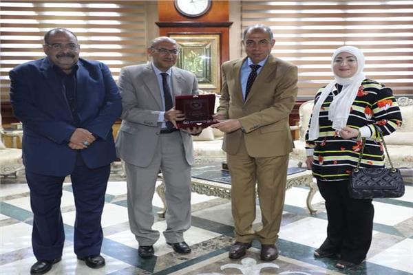 محافظ المنيا يلتقي نائب رئيس قصور الثقافة ويبحثان سبل تطوير التعاون ودعم الأنشطة الثقافية 