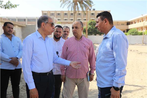 اللواء عماد كدواني محافظ المنيا خلال جولة تفقدية