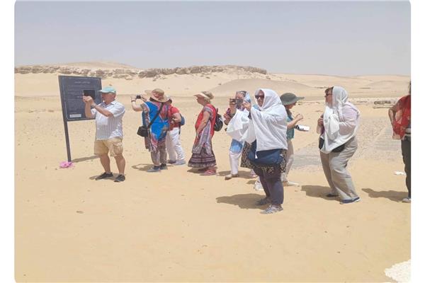 وفد سياحى يزور المناطق الأثرية فى بنى حسن و