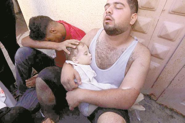 انهيار أب فلسطينى بعد استشهاد طفله الرضيع  على يد الاحتلال  «صورة من وكالة وفا»