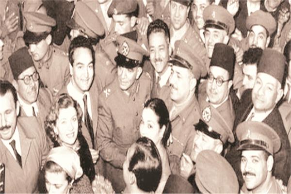 محمد نجيب مع محمد فوزى وعدد من الفنانين