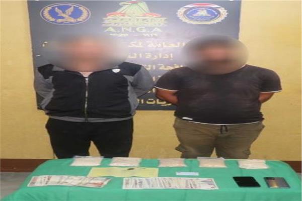 المتهمين وبحوزتهما المضبوطات