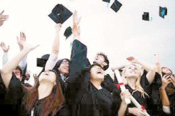 حفلات التخرج ومنها الرقص الفج للفتيات المتخرجات