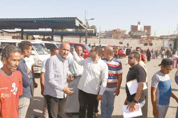 المسئولون داخل موقف السرفيس بموقف بنى سويف يتابعون التعريفة الجديدة