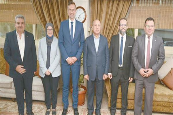 الفريق كامل الوزير خلال استقبال ممثلى شركة «ليونى»