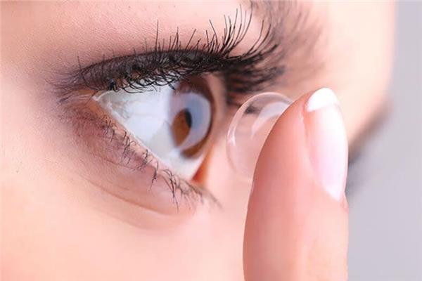 كيفية ارتداء العدسات اللاصقة وإزالتها 