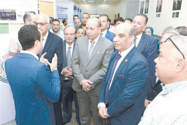  د.أشرف شومة مع رئيس الجامعة واستعراض التطوير بالكلية