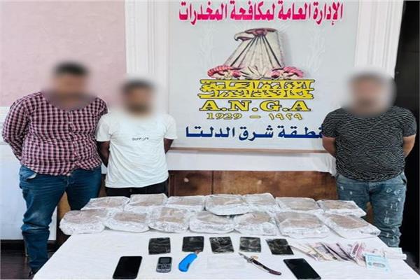 المتهمون وأمامهم المضبوطات