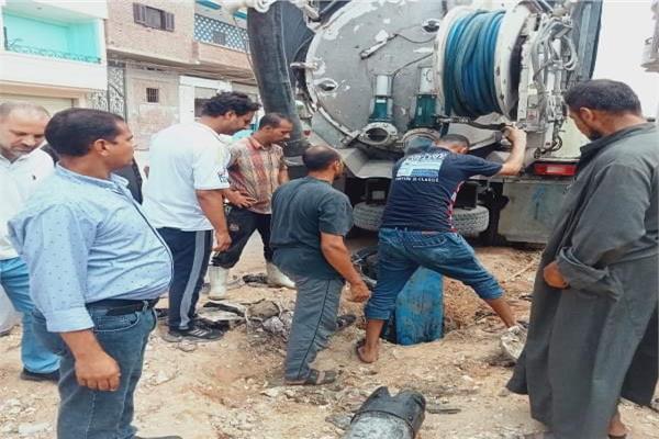 كسح مياه الصرف الصحي المتراكمة بشوارع قرية شيبة