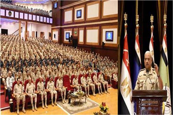 الفريق أول عبد المجيد صقر خلال لقائه عددًا من رجال الجيش الثالث وقوات شرق القناة