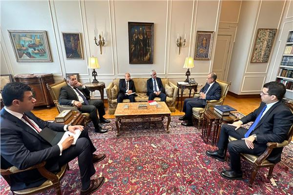 وزير الخارجية والهجرة يجتمع مع إدارة ليبيا بالوزارة 