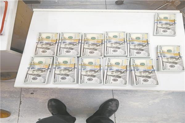 الدولارات المزورة المضبوطة بحوزة الراكبة اللبنانية