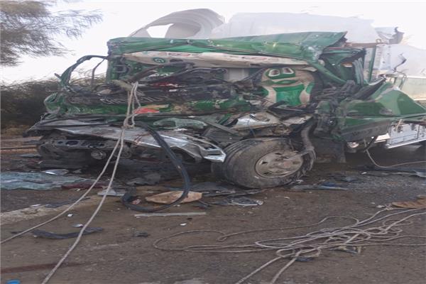 حادث تصادم سيارة نصف نقل بمقطورة