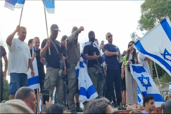 جنود ومتظاهرون إسرائيليون يقتحمون قواعد عسكرية