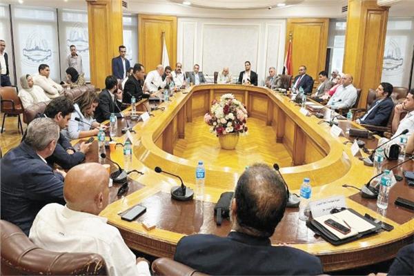 جانب من اجتماع شعبة وكلاء وموزعى وتجار السيارات