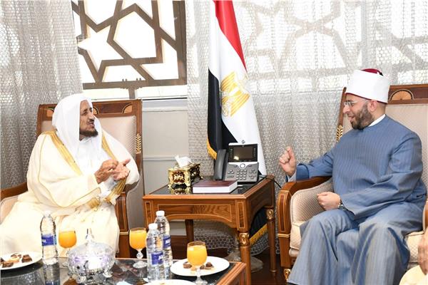 الدكتور أسامة الأزهري خلال استقباله الدكتور عبد الله بن عبد العزيز المصلح