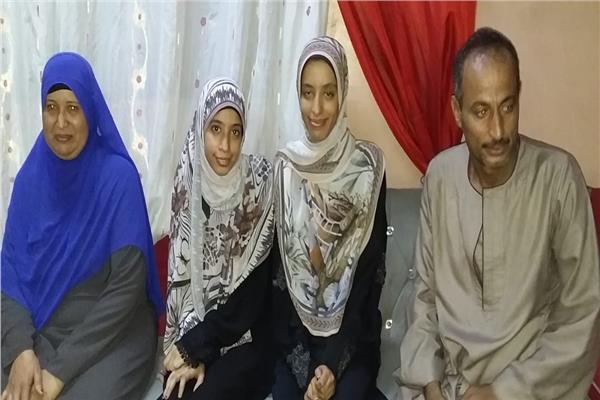 الشقيقتين أوئل الثانوية الازهرية برفقة والديها