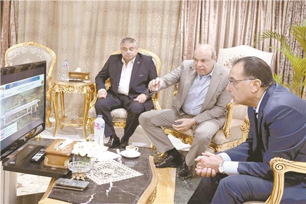  رئيس الوزراء يستمع لشرح وزير الطيران حول تطوير مطار برج العرب 