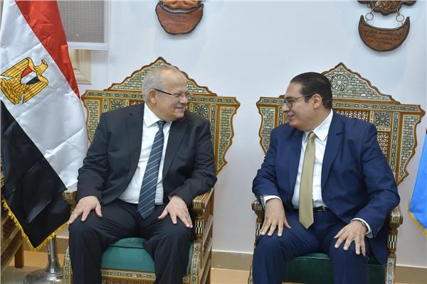 الخشت يهنئ الدكتور محمد سامي عبد الصادق