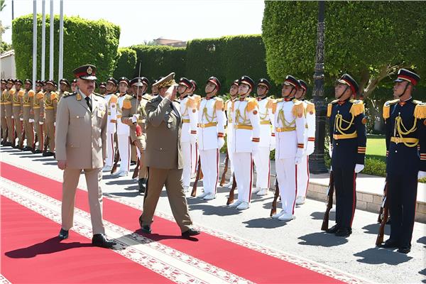 الفريق أحمد خليفة رئيس أركان حرب القوات المسلحة يلتقى رئيس أركان جيش البر بالجمهورية التونسية  