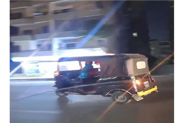 مسطول يقود توك توك برعونة