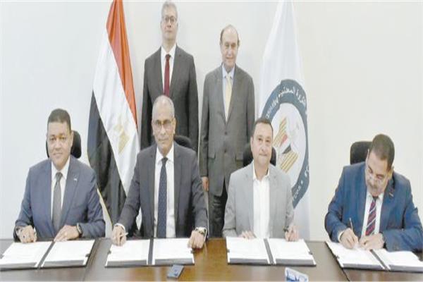 المهندس كريم بدوى والفريق مهاب مميش خلال توقيع اتفاقية تأسيس شركة الإسكندرية لسلاسل الإمداد