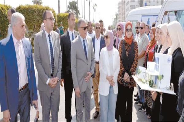 محافظ الإسماعيلية خلال متابعة انطلاق المرحلة الثانية للمبادرة