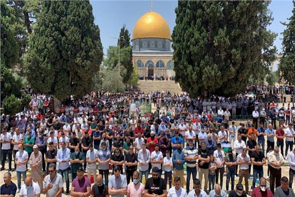 آلاف الفلسطينيين يؤدون صلاة الجمعة في المسجد الأقصى - صورة أرشيفية 