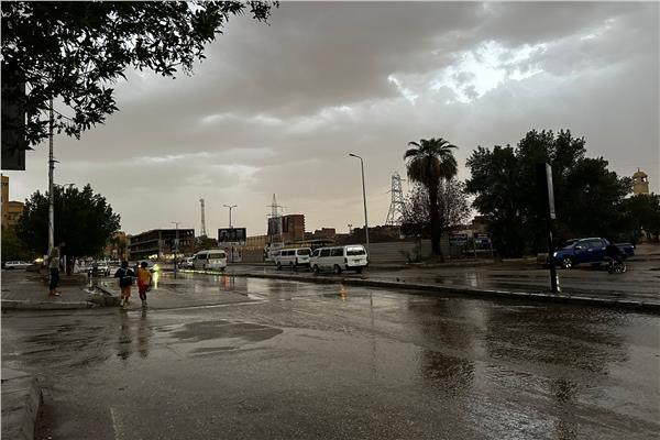 سقوط أمطار متوسطة في أماكن مختلفة بأسوان