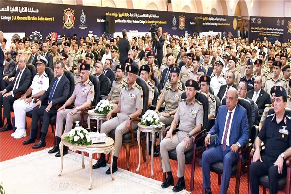  وزير الدفاع والإنتاج الحربى يشهد اليوم العلمى للكلية الفنية العسكرية