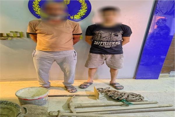 المتهمان وبحوزتهما المضبوطات