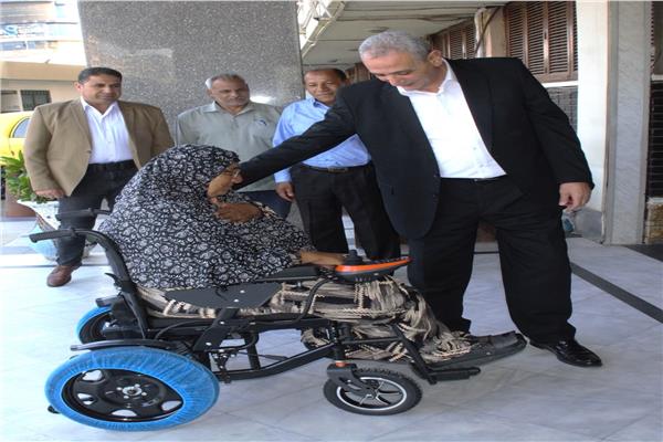 محافظ الغربية يهدي مواطنة «كرسي كهربائي متحرك»
