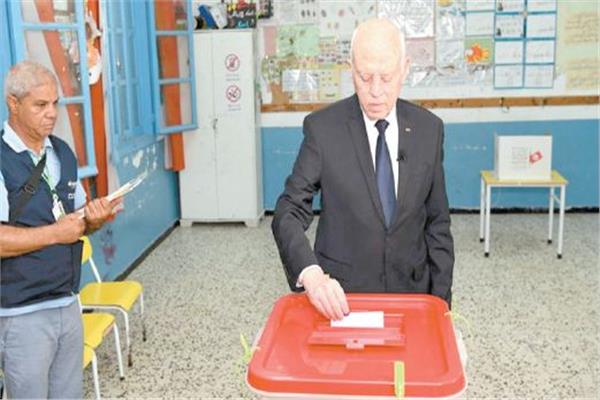 الرئيس قيس سعيد أثناء إدلائه بصوته فى الانتخابات الرئاسية السابقة