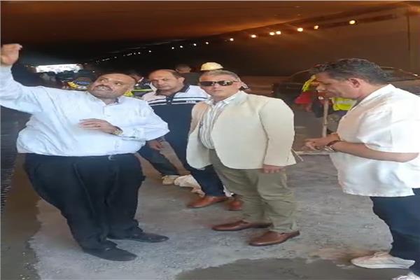محافظ الإسماعيلية يتابع ميدانيًّا أعمال تركيب مجاري الأمطار